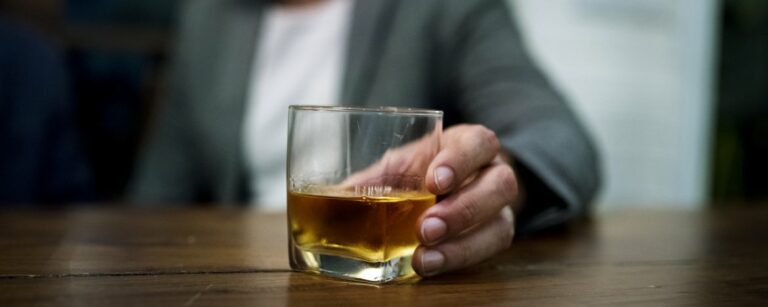 Vluchten voor stress: alcohol - Ontspannen met een borrel?