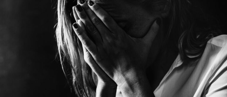 Burn-out door mishandeling: wat is de invloed op je zelfbeeld en gedrag?