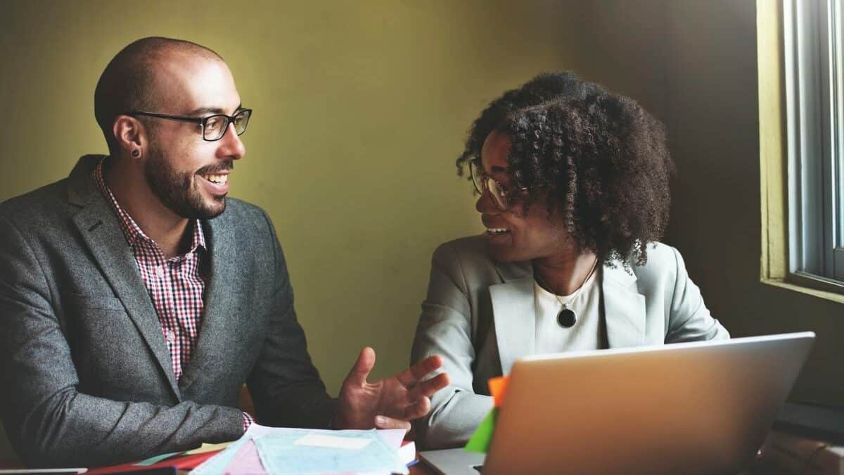 Bespreek je gevoelens van minderwaardigheid met een vriend of collega