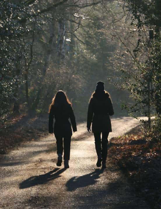 Het voordeel van een wandelcoach is buiten ontspannen wandelen