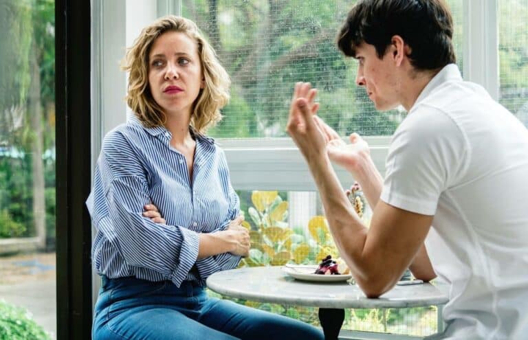 Wat is de link tussen sarcasme en stress of burn-out