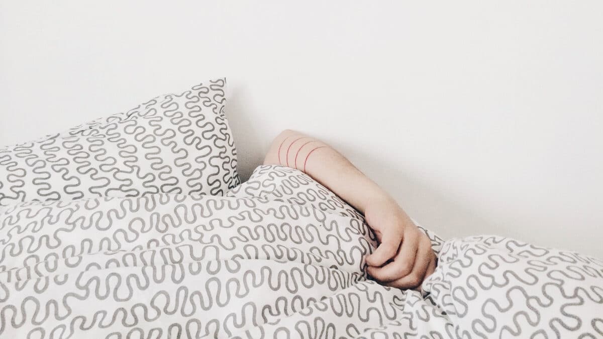 in bed blijven liggen