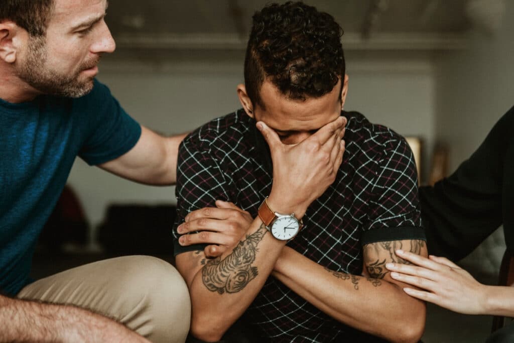 Wat zijn enkele oorzaken van emotionele onbereikbaarheid?