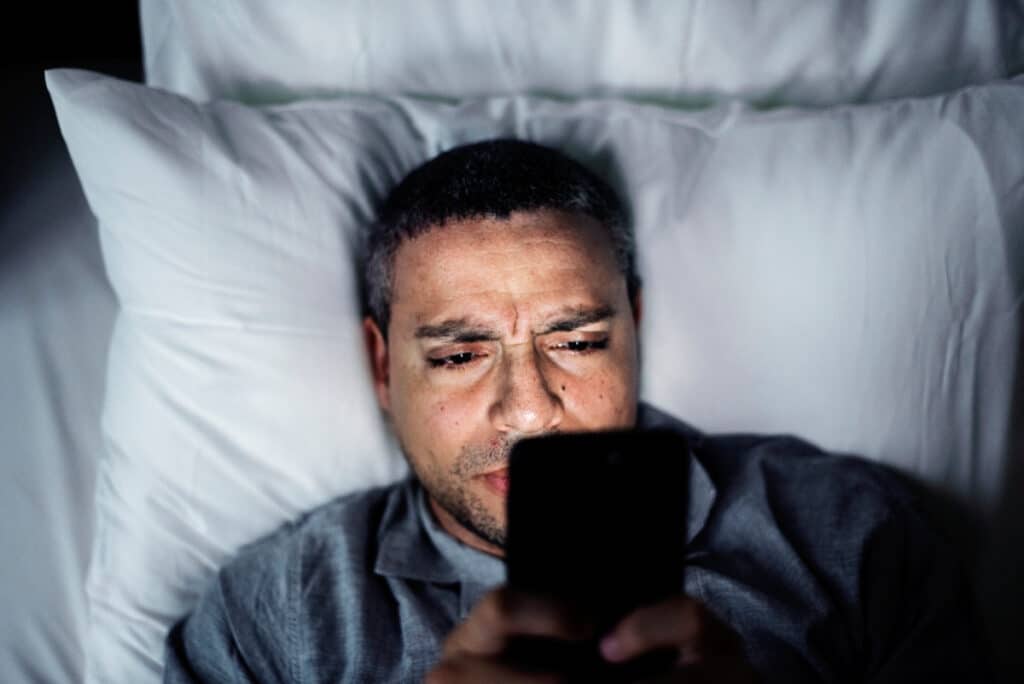 Digitale detox betekend geen telefoon op rare tijden zoals savonds in bed