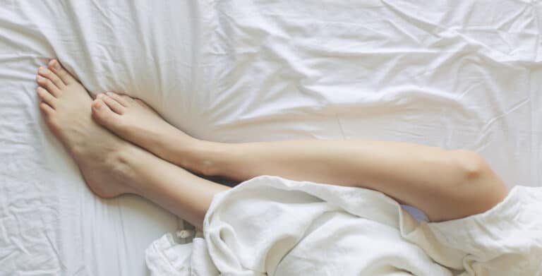 Hoe rusteloze benen en stress samenhangen: een gids voor mensen met stress of burn-out